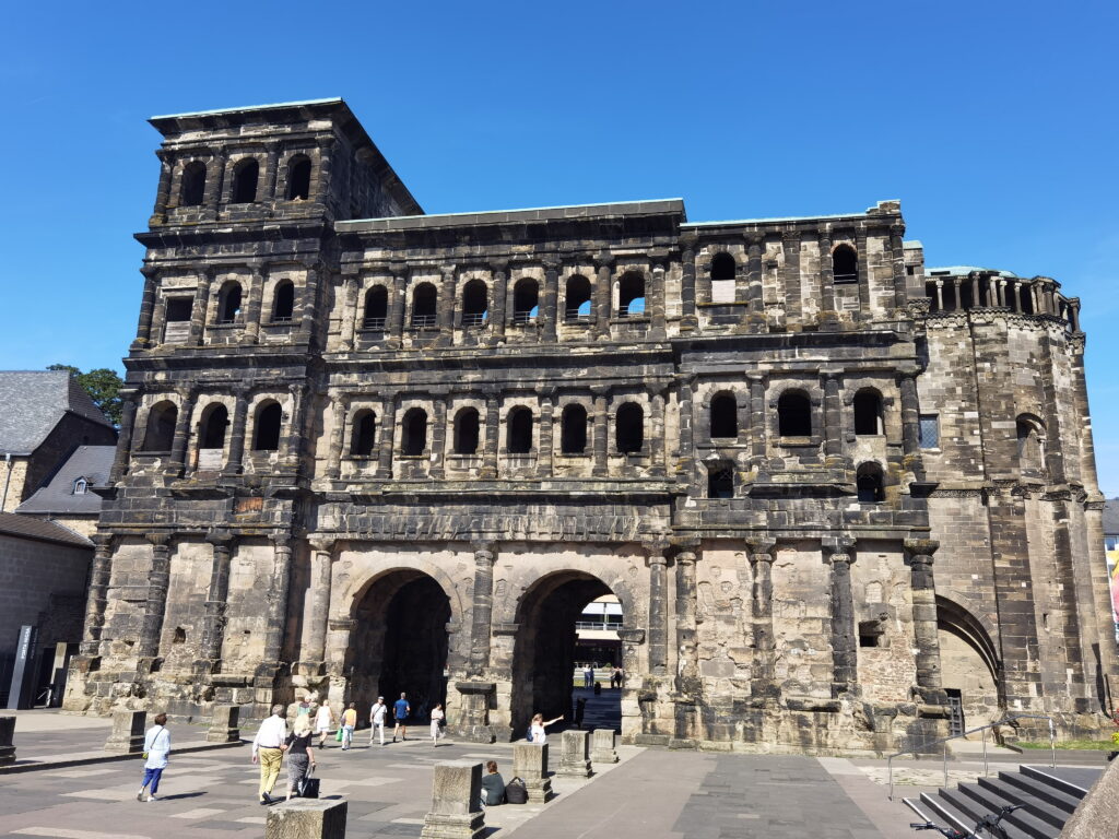 Die Porta Nigra in Trier zählt zu den beliebten Urlaubszielen in Deutschland